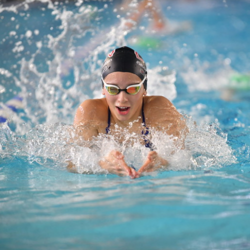 Piscine Plein Sud : Une jeune fille nage la brasse