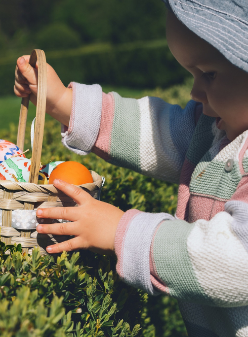 Chasse aux œufs 2024 dans la ville de Mèze : enfant et son panier rempli d'œufs de Pâques