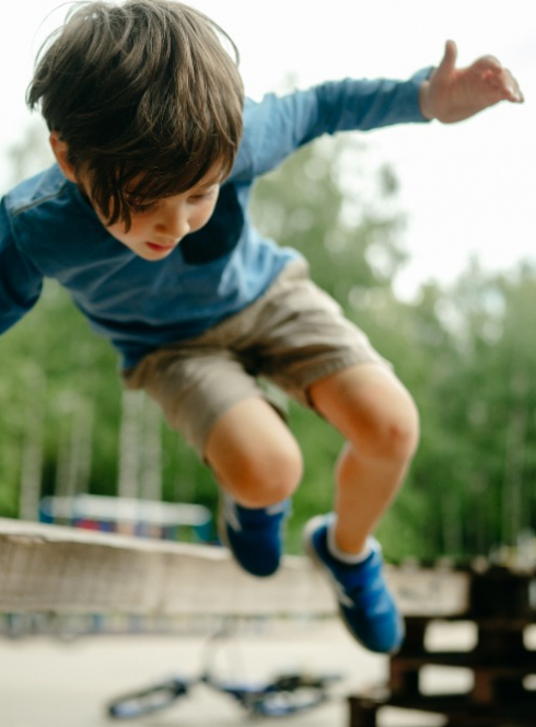 Garçon faisant du parkour