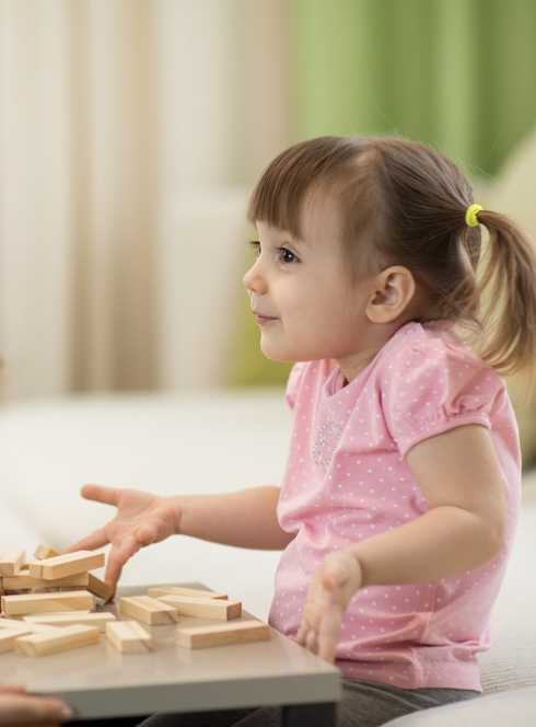 Jeux à La Fabrique du Sud : une petite fille qui joue à un jeu en bois