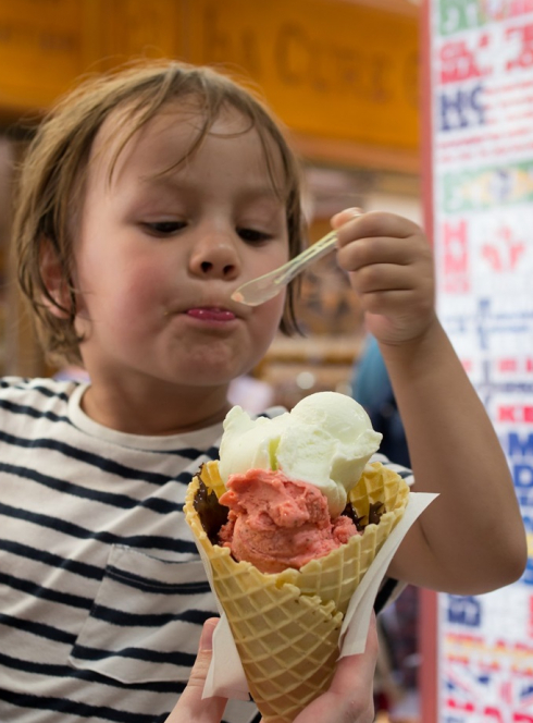 Azzurro Artisan Glacier : Enfant avec un cornet de glace