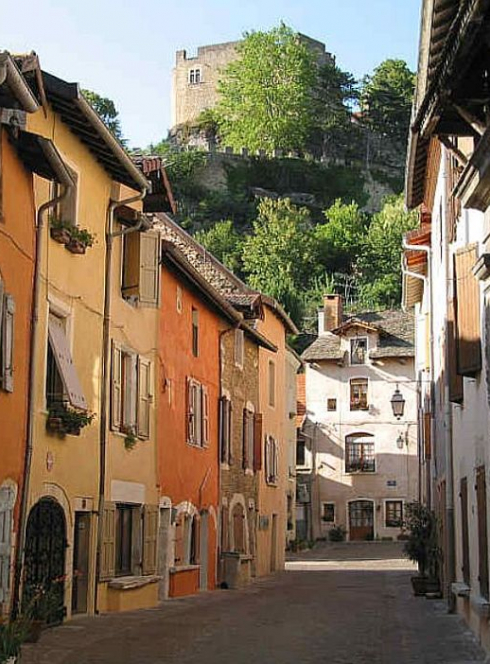 Une rue de Crémieu avec le Château au loin