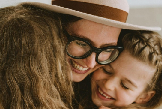 Exalto Lyon : Une mère avec ses deux filles pendant un câlin