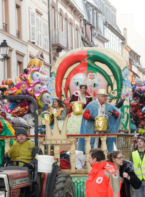Carnaval de Colmar 2024 défilé en famille près de Strasbourg Citizenkid