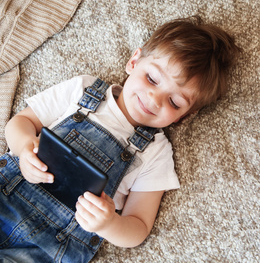 Enfant jouant avec une tablette