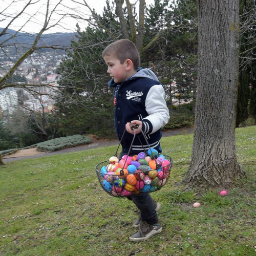 Chasse aux oeufs dans tout le parc Montjuzet