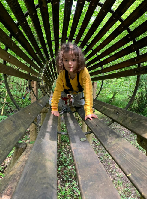 Enfant dans un accrobranche Au Fil du Ciron