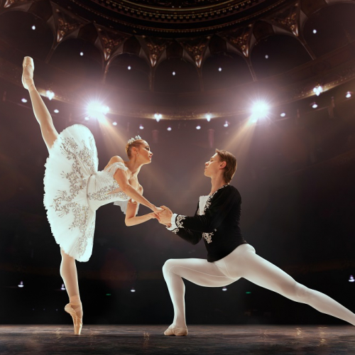 Casse-Noisette - International Classical Ballet of Ukraine : un couple de danseurs sur scène