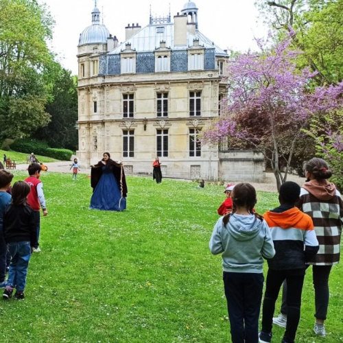 Château de Monte-Cristo avec des enfants devant le château