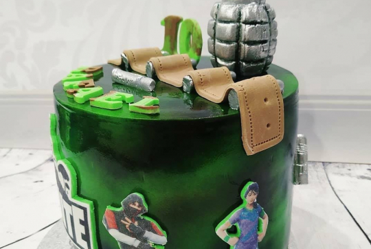 Anniversaire enfant Fortnite : gâteau thématique.