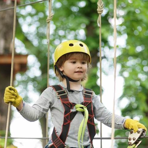 Acrocime Carquefou : enfant avec un casque jaune