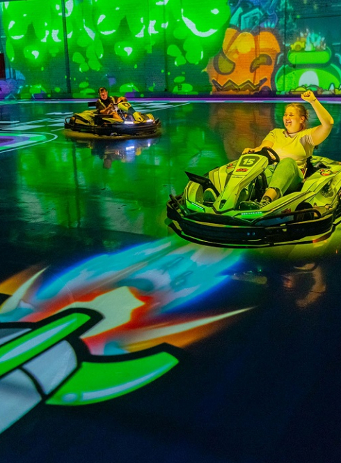 BattleKart : Deux personnes sur des kartings dans une base de loisirs indoor comme un jeu vidéo