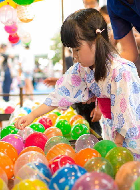Japan Touch : Petite fille japonaise qui s'amuse avec des balles multicolores