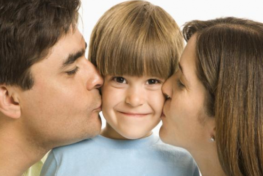 Alternance parentale : papa et maman s'occupent de l'enfant
