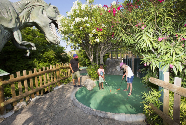 Une partie avec un dinosaure à Adventure Golf