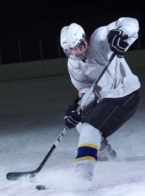 Joueur de hockey à la patinoire