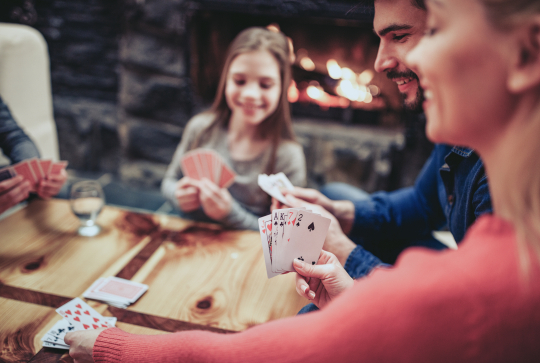 Jeu de carte en famille