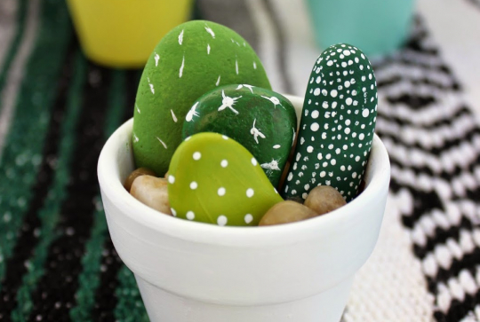 Faux cactus en cailloux dans un pot