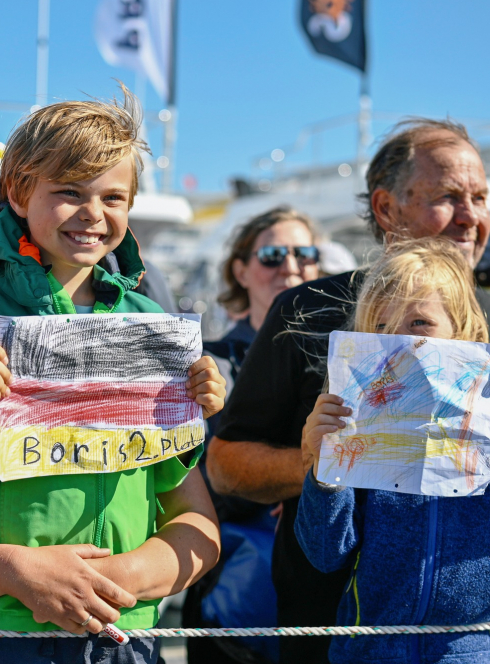 Vendée Globe : enfants brandissant des dessins