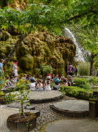 Le Jardin des Fontaines Pétrifiantes : une visite pour les enfants