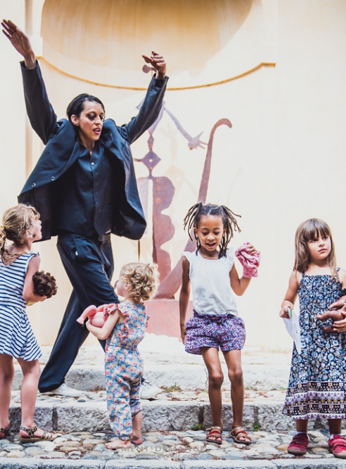Sensibilis : Trois petites filles dansent avec une artiste