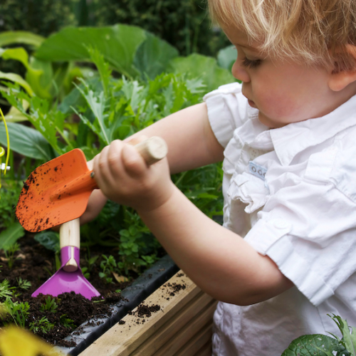 Les 48h de l'agriculture urbaine : enfant qui jardine