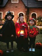 Roubaix prépare Halloween : Des petites filles déguisées partent à la chasse aux bonbons