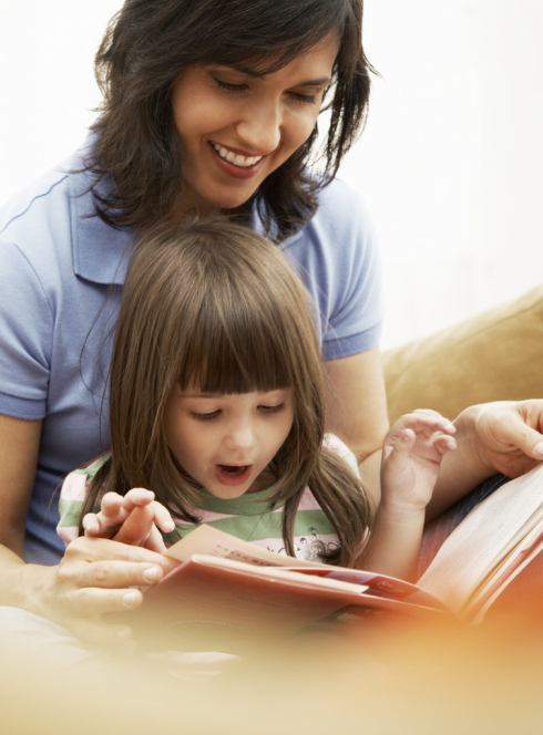 Mère lit avec son enfant