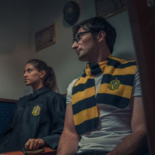 Blackout Room : Une jeune femme et un jeune homme déguisés sur le thème d'Harry Potter