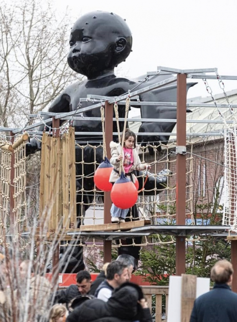 Lille Neige 2025 : Une petite fille fais de l'accrobranche devant une statue de bébé noir