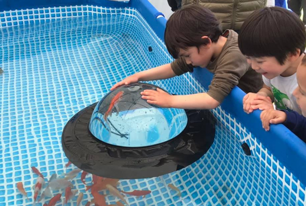 Enfants et poissons à la Maison de la Pêche et de la Nature