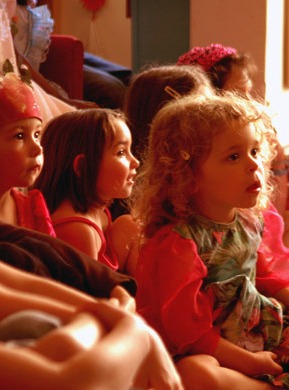 Les enfants hypnotisés par le spectacle !