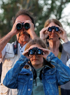 Fête de la nature : Une famille observe la nature avec des jumelles