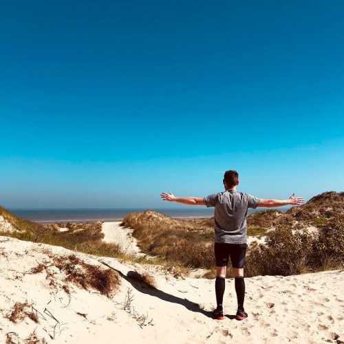 Plage de Bray-Dunes : Un jeune homme face à la mer