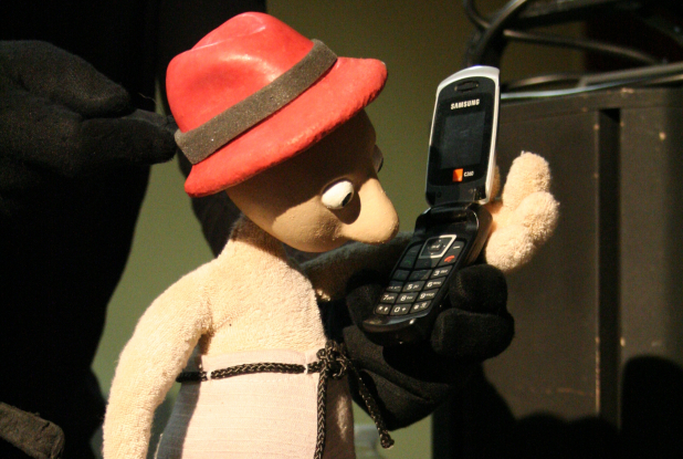 Fragile - marionnette au téléphone