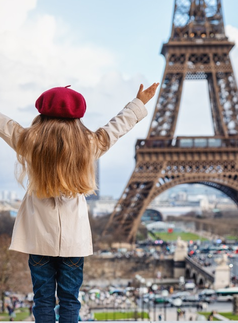 Enfant à la Tour Eiffel, séjour à Paris
