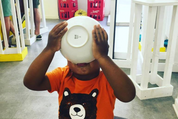 Flakes : un enfant et son bol de céréales