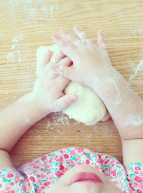 Petite fille qui cuisine