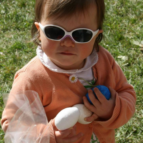Chasse aux œufs de Pâques 2018 du Secours Populaire au parc du Grand Blottereau à Nantes - Fillette lunettes