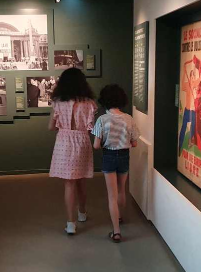 Musée de la Libération : Deux petites filles visitent