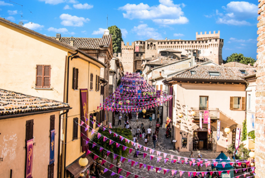 Le village de Gradara aux couleurs de la Regal Academy
