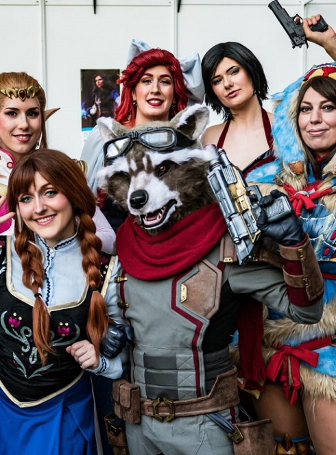 Play Azur Festival : Un groupe de femmes en cosplay