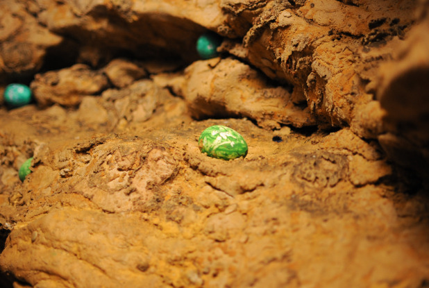 Oeufs cachés aux Grottes de la Balme