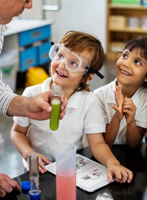 La Fête de la science : Des enfants testent des expériences scientifiques