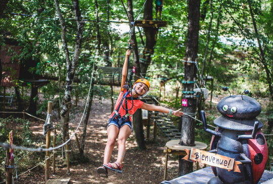 Pitchoun Forest : Une petite fille sur une tyrolienne