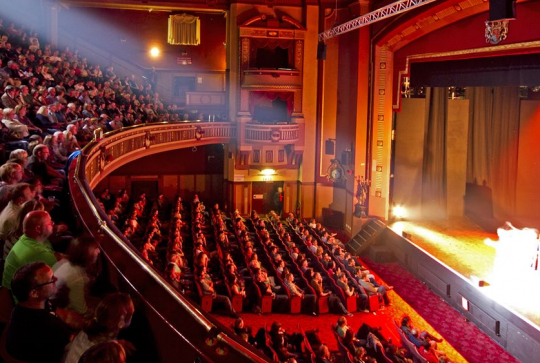 Sortie en famille au théâtre avec grand-mère