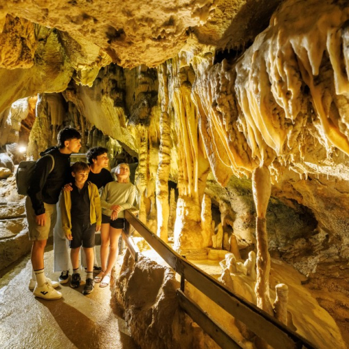 grottes du Cerdon, une famille qui visite les grottes