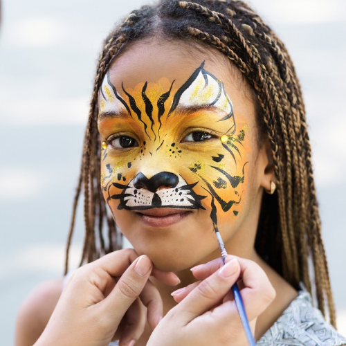 Carnaval dans le Nord : Une petite fille se fait maquiller en lionne