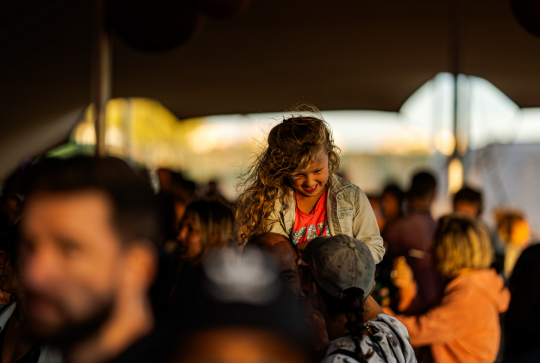 Family Piknik : Une petite fille profite du festival sur les épaule de son papa