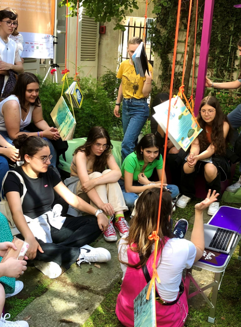 Partir en Livre : Des jeunes filles se réunissent autour d'ouvrages